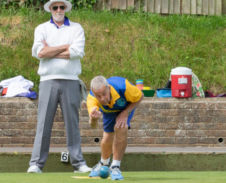 Des Foord bowling